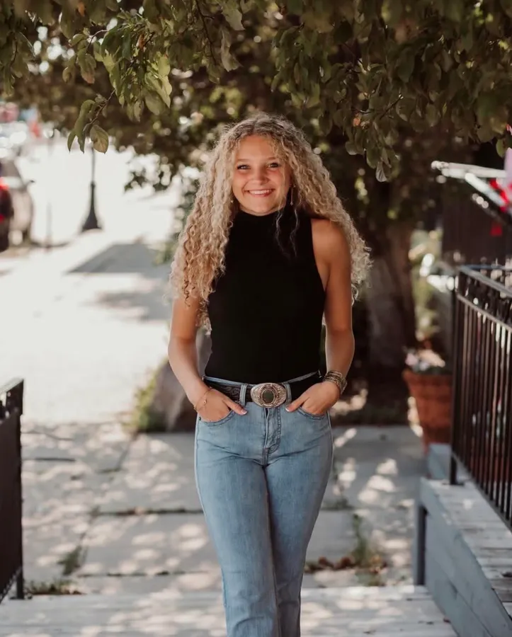 Portrait of singer-songwriter Mia Lillian